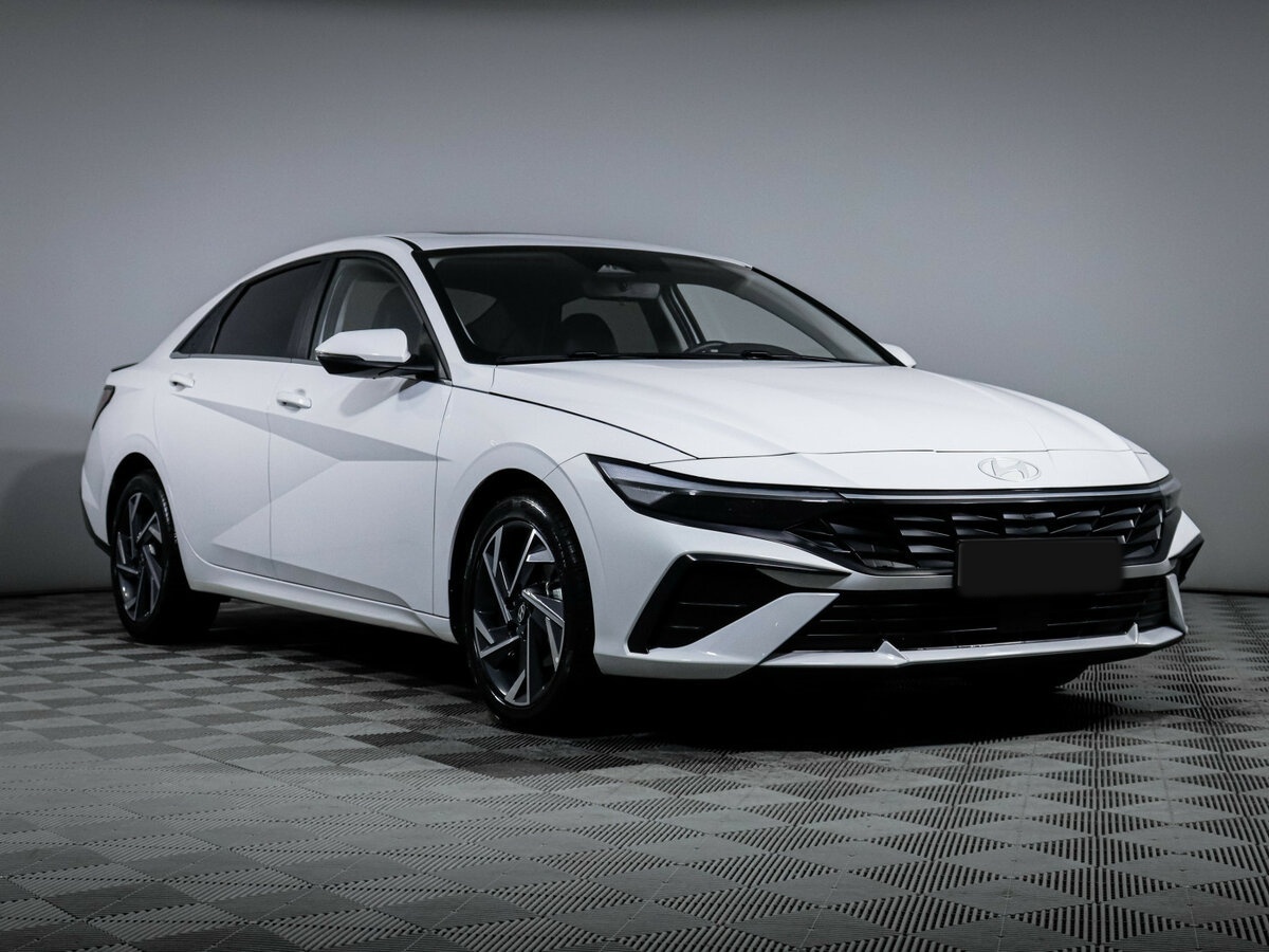 Hyundai Elantra 2024 года с пробегом. Фото: #2