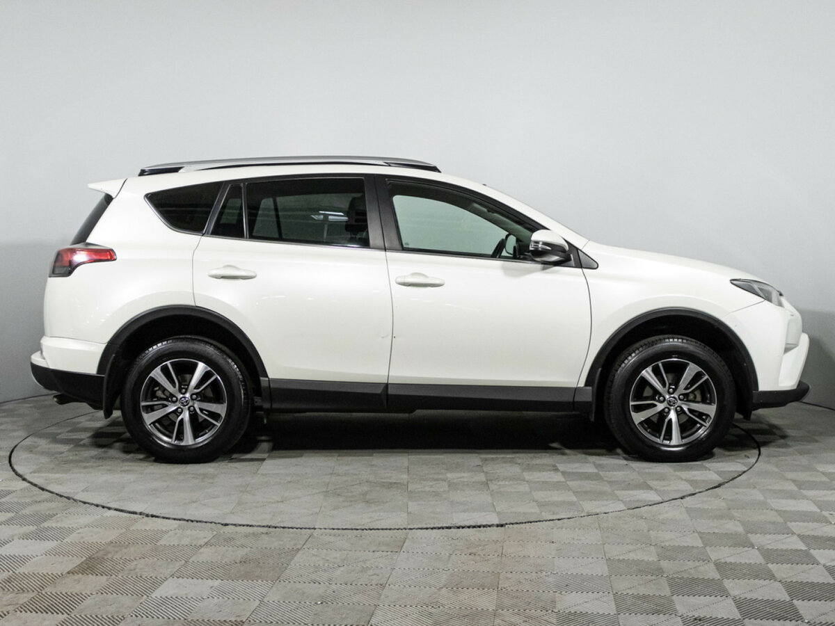Toyota RAV4 2017 года с пробегом. Фото: #3