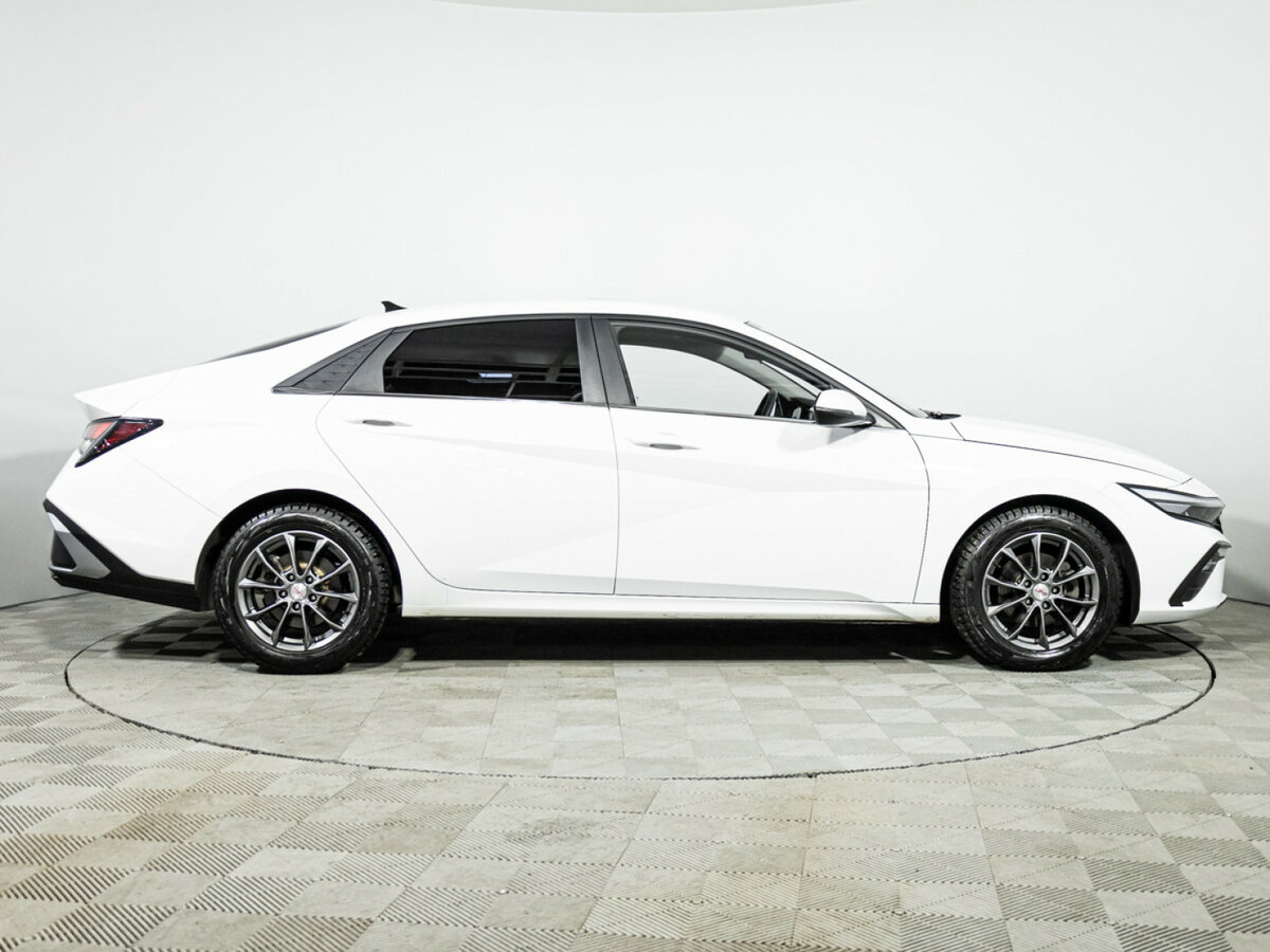 Hyundai Elantra 2023 года с пробегом. Фото: #3