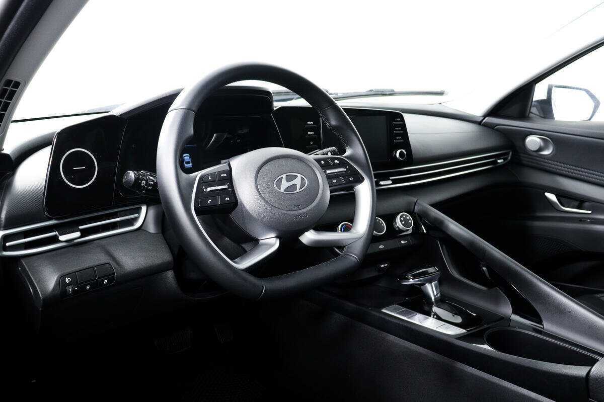 Hyundai Elantra 2023 года с пробегом. Фото: #12