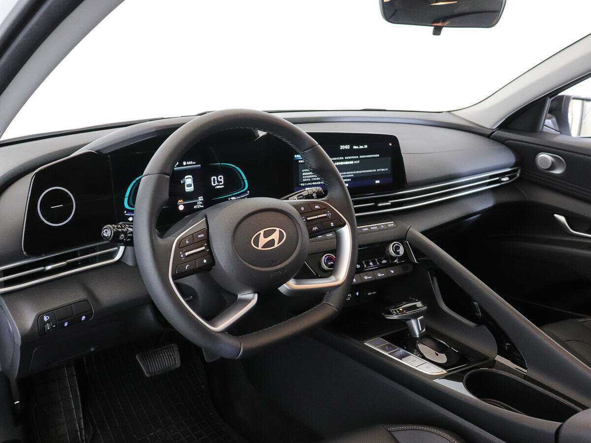 Hyundai Elantra 2024 года с пробегом. Фото: #10