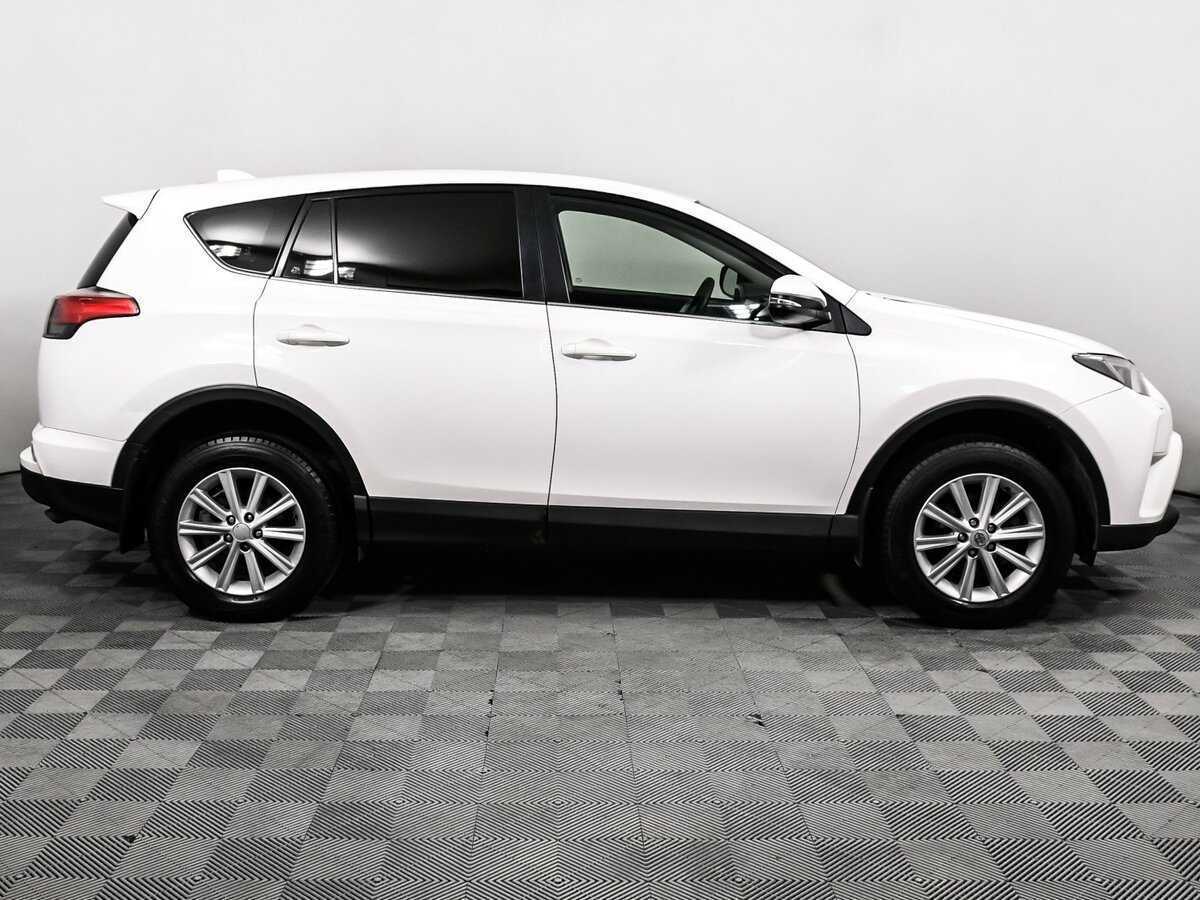 Toyota RAV4 2017 года с пробегом. Фото: #2
