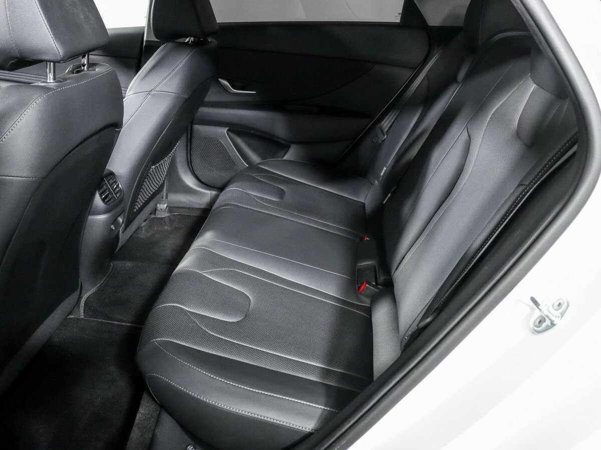 Hyundai Elantra 2023 года с пробегом. Фото: #6