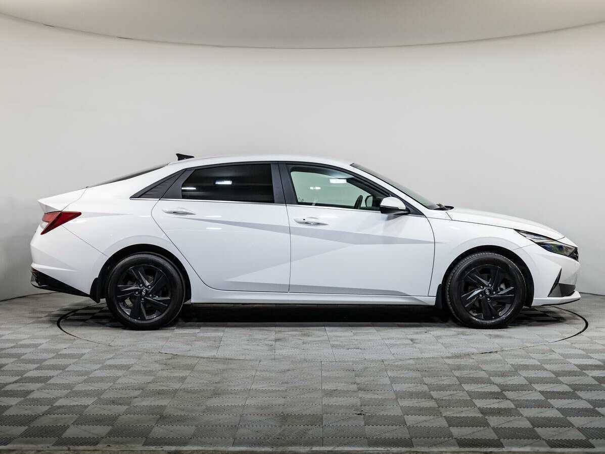 Hyundai Elantra 2021 года с пробегом. Фото: #2