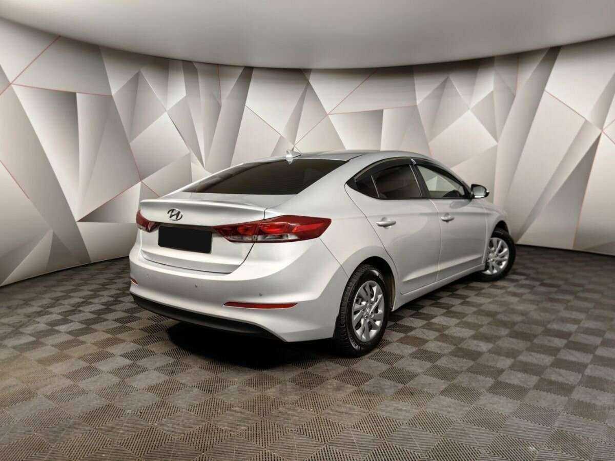 Hyundai Elantra 2018 года с пробегом. Посмотреть фото