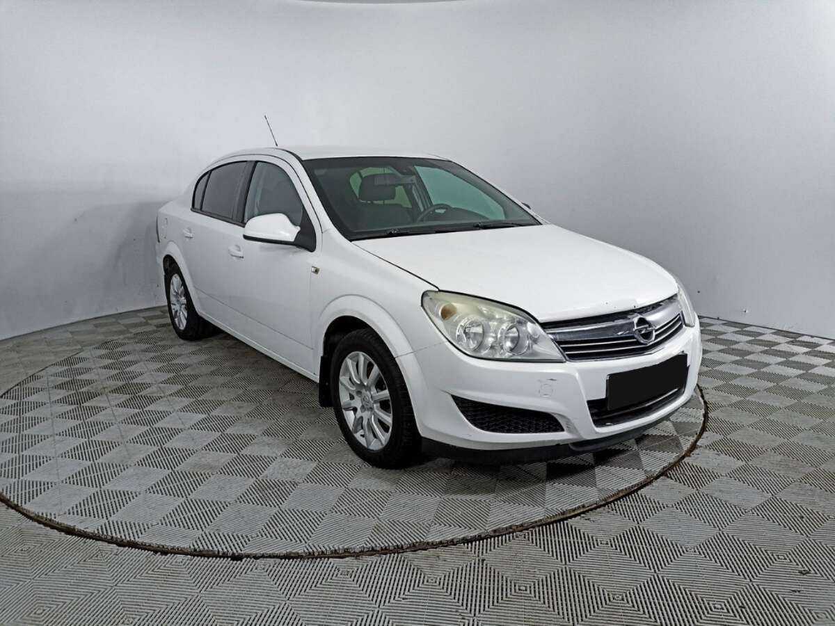 Opel Astra 2013 года с пробегом. Фото: #2
