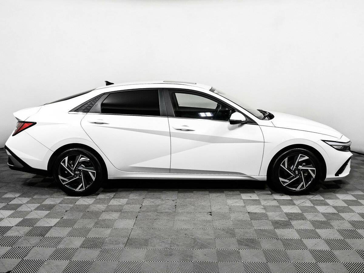 Hyundai Elantra 2023 года с пробегом. Фото: #3