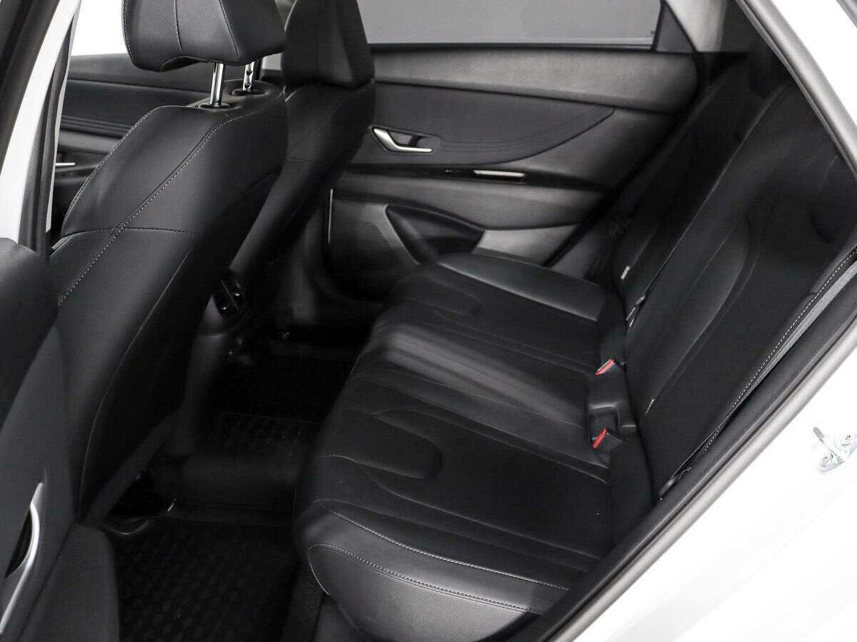 Hyundai Elantra 2024 года с пробегом. Фото: #12