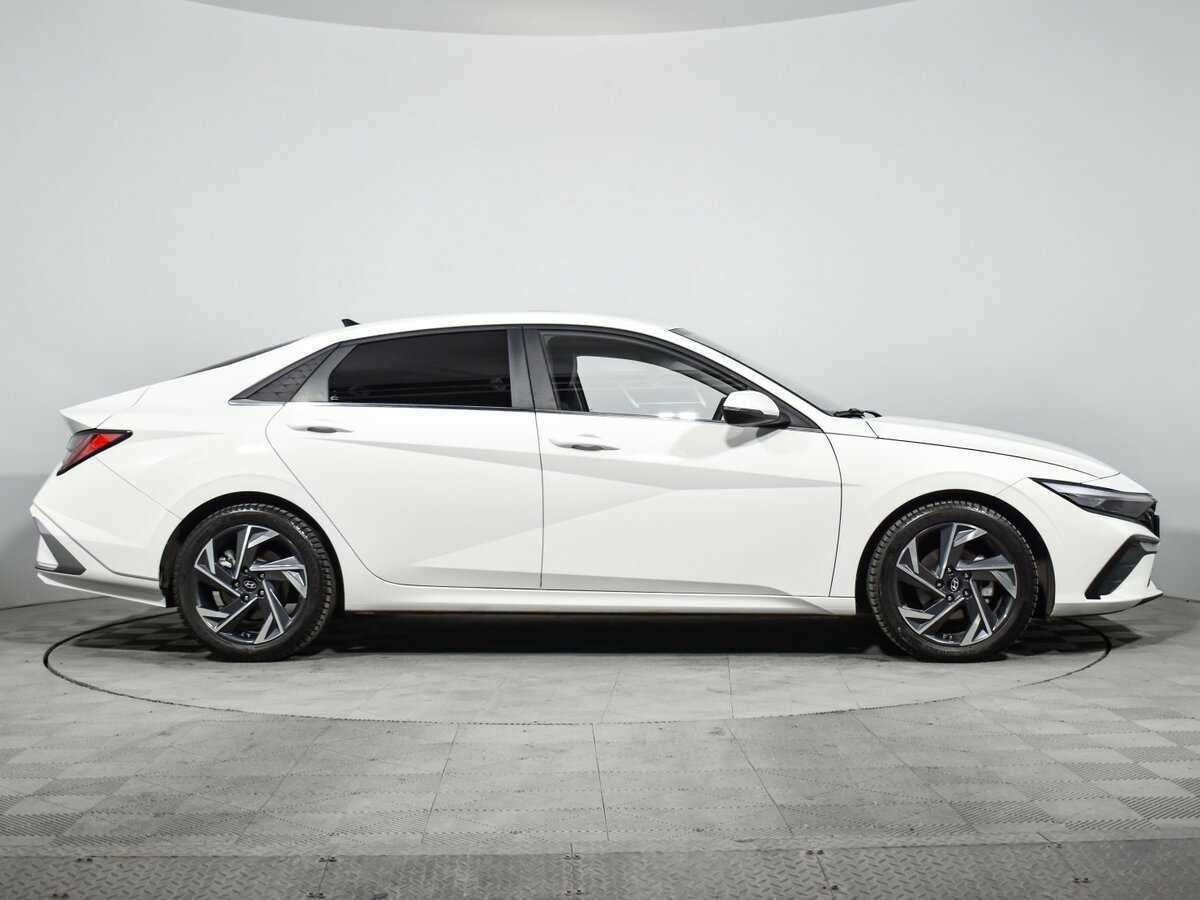 Hyundai Elantra 2023 года с пробегом. Фото: #3