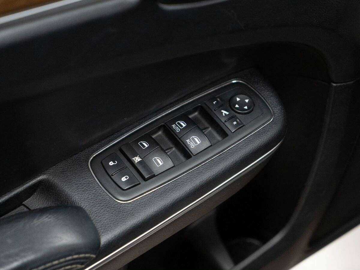 Chrysler 300C 2012 года с пробегом. Фото: #13