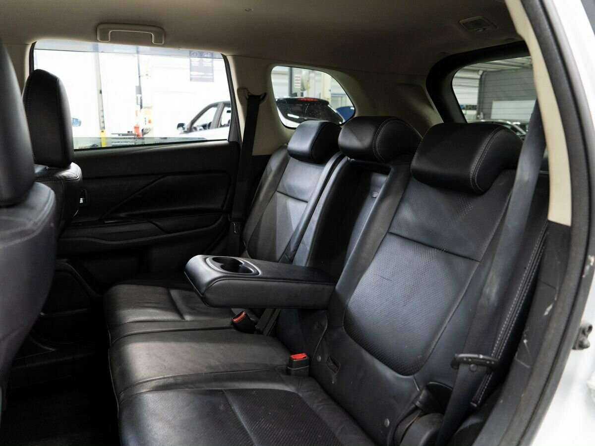 Б/У Митсубиши Оутлэндер 2017 года. Фото: #6