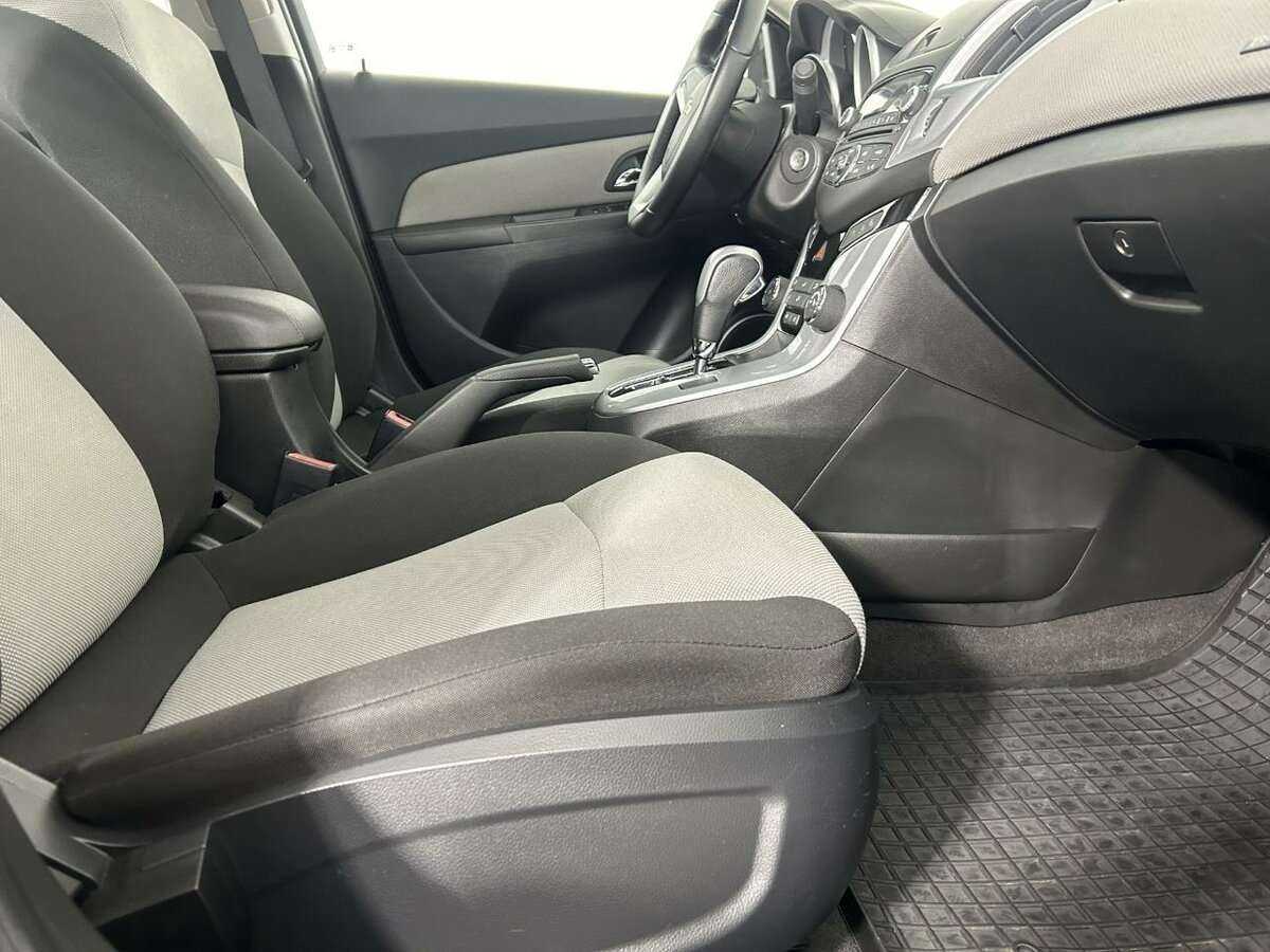 Б/У Шевроле Круз 2013 года. Фото: #13