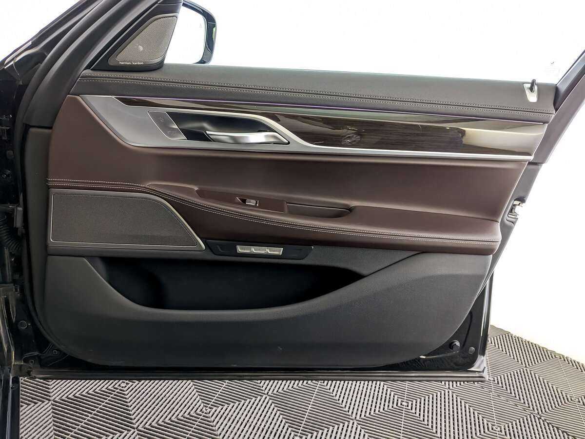 BMW 7 серии 2016 года с пробегом. Фото: #20
