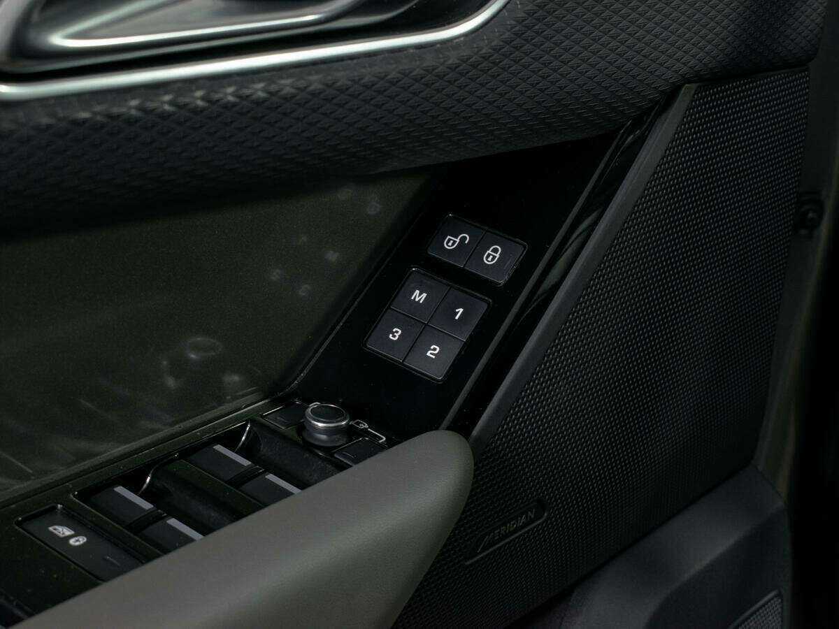 Land Rover Range Rover Velar 2018 года с пробегом. Фото: #18