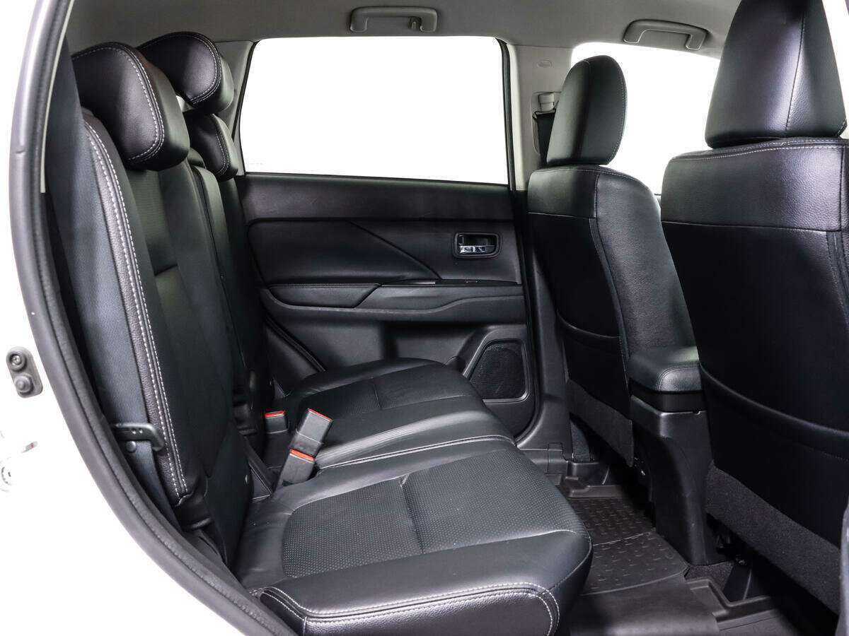 Б/У Митсубиши Оутлэндер 2017 года. Фото: #8