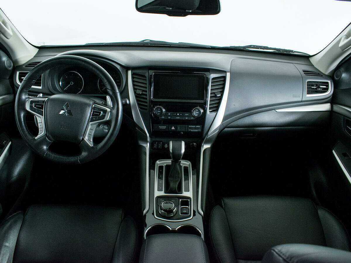Mitsubishi Pajero Sport 2018 года с пробегом. Фото: #10