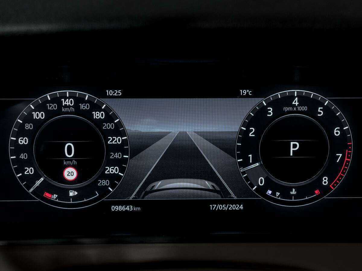 Land Rover Range Rover Velar 2017 года с пробегом. Фото: #10