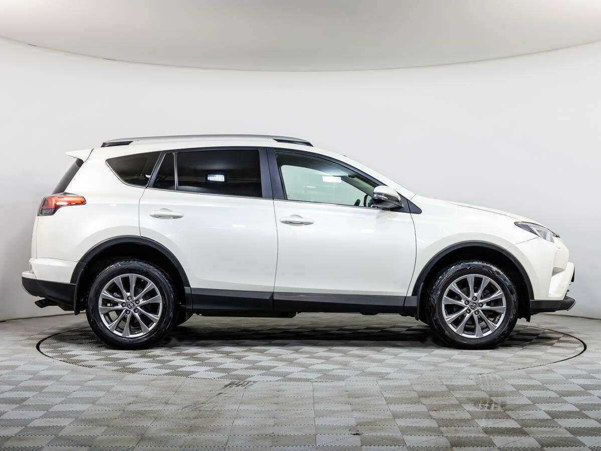Toyota RAV4 2018 года с пробегом. Фото: #2