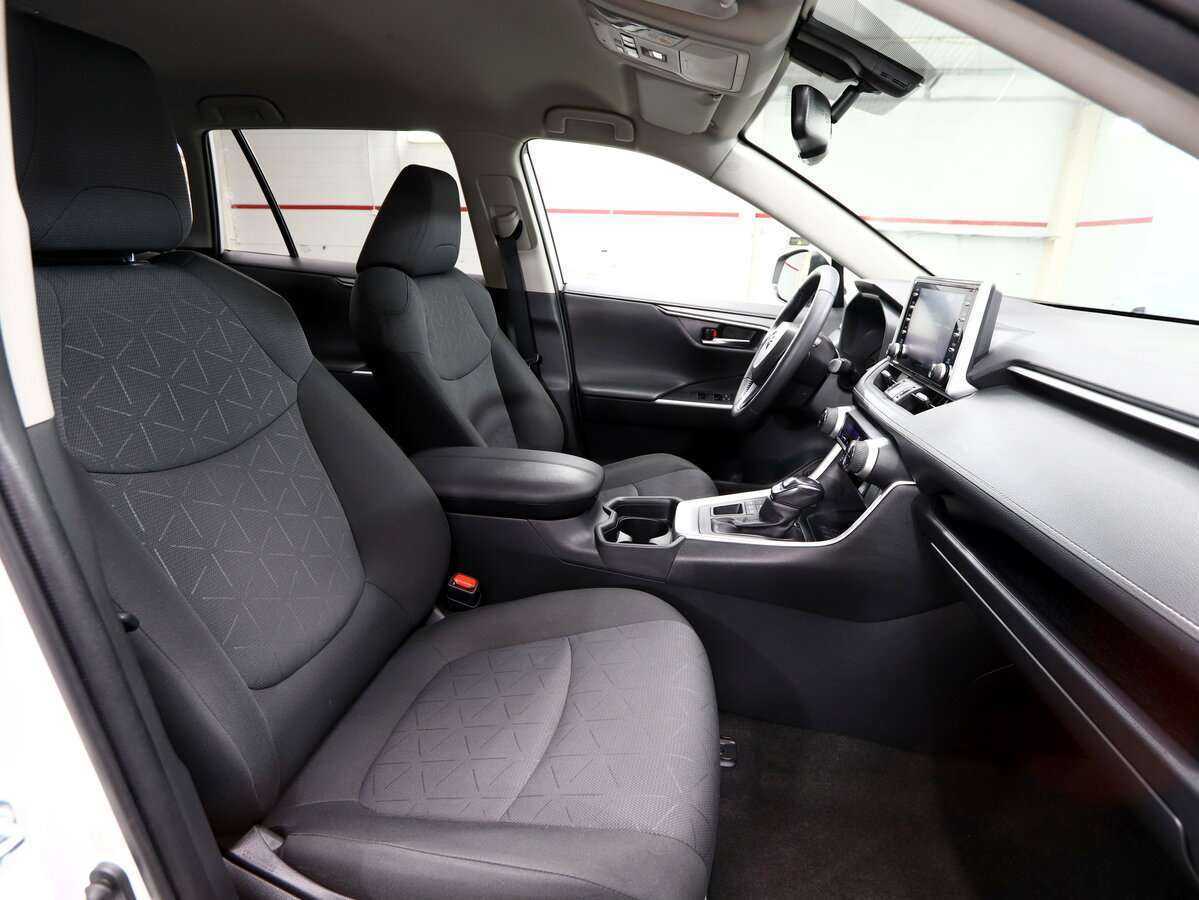 Toyota RAV4 2021 года с пробегом. Фото: #4