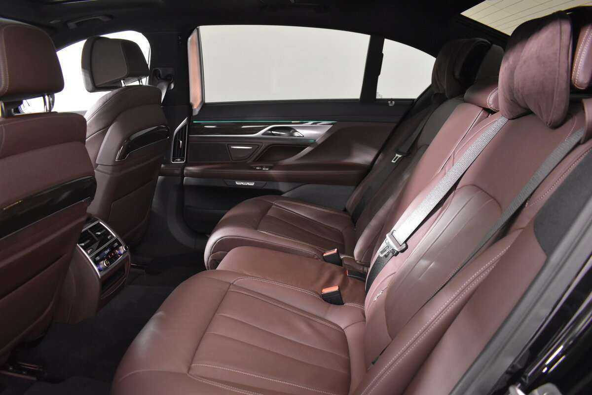 BMW 7 серии 2017 года с пробегом. Фото: #8