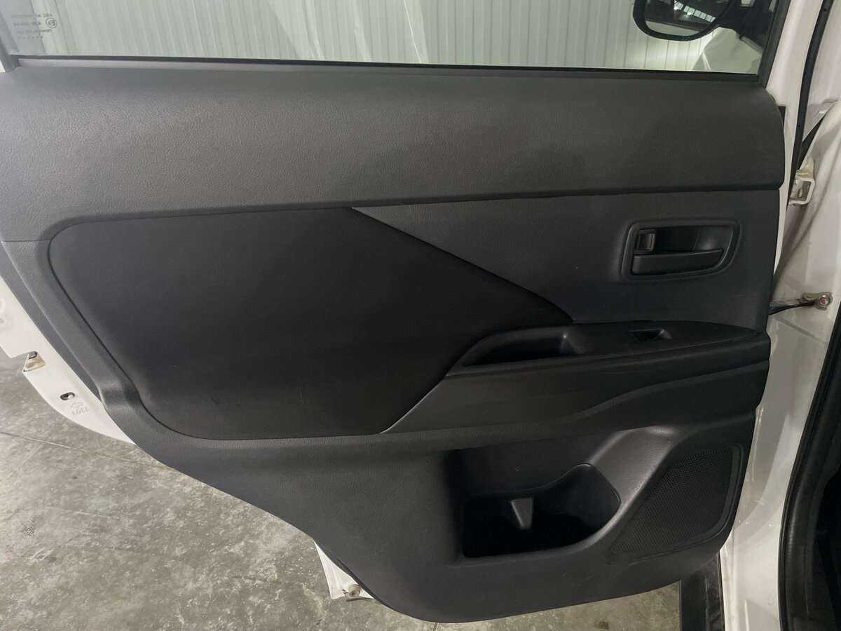 Б/У Митсубиши Оутлэндер 2013 года. Фото: #17