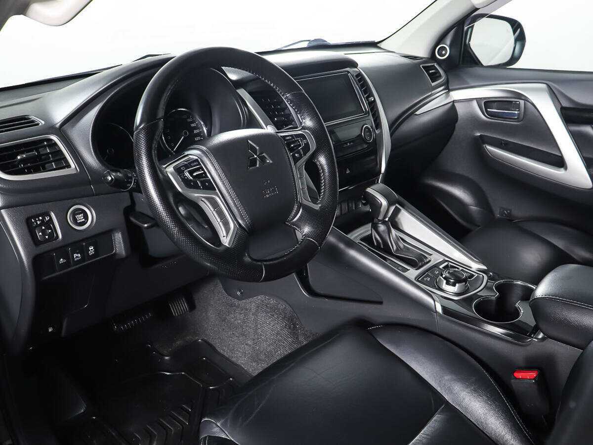 Mitsubishi Pajero Sport 2018 года с пробегом. Фото: #12