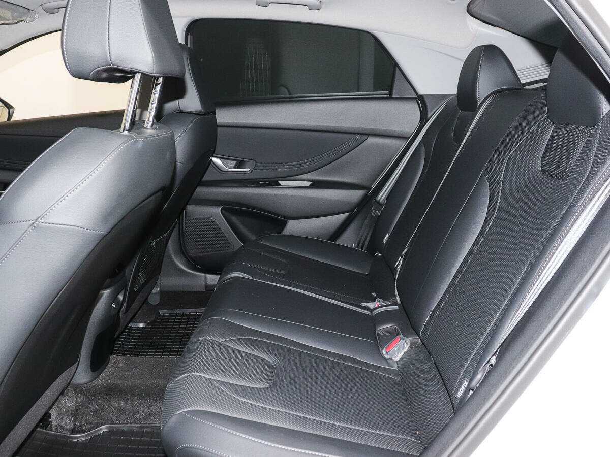 Hyundai Elantra 2024 года с пробегом. Фото: #8