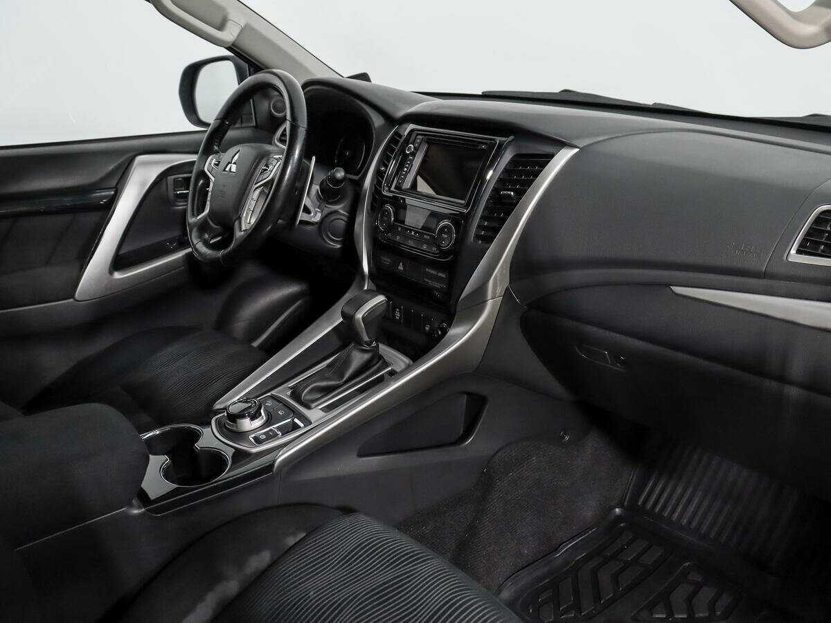 Mitsubishi Pajero Sport 2017 года с пробегом. Фото: #12