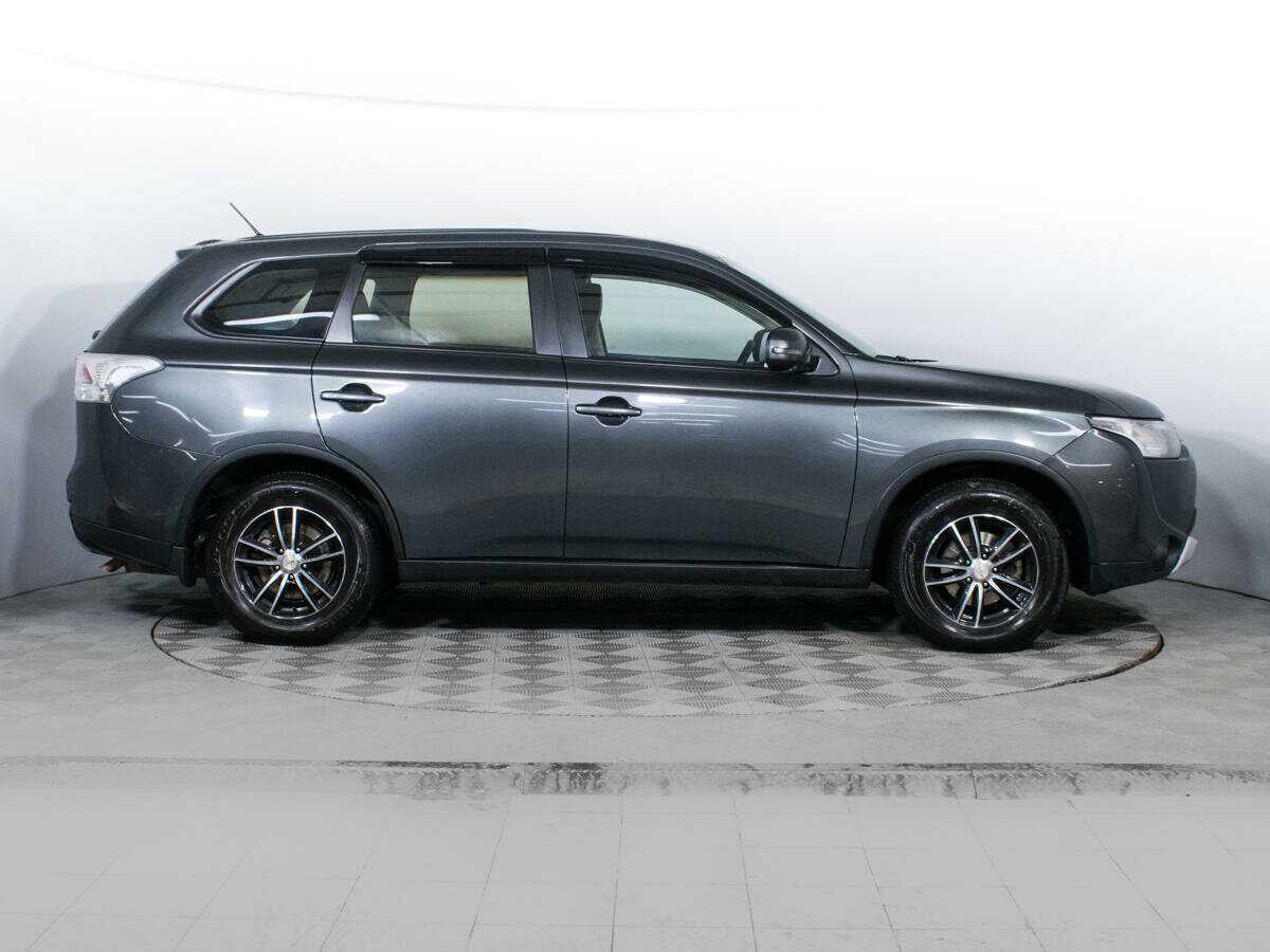 Б/У Митсубиши Оутлэндер 2014 года. Фото: #3