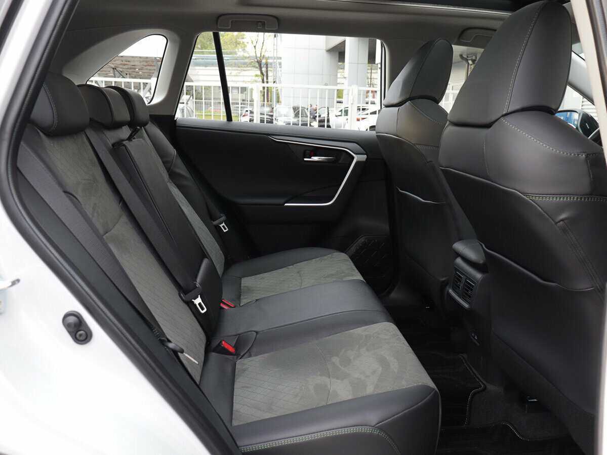 Toyota RAV4 2024 года с пробегом. Фото: #21