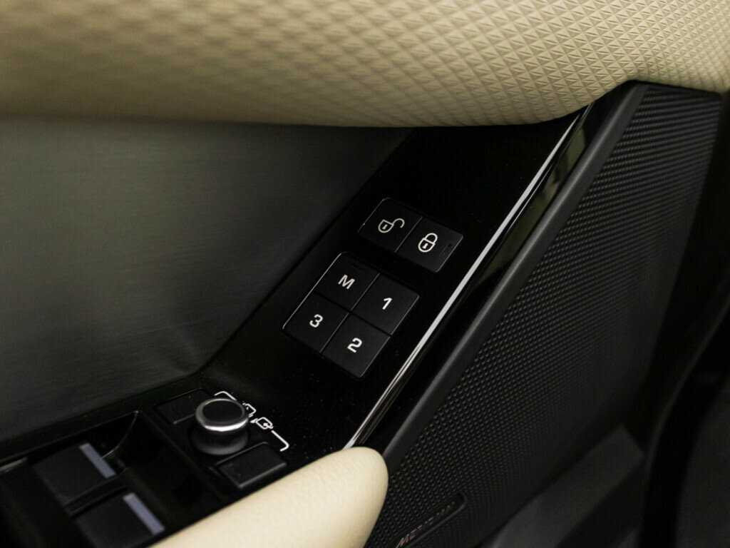 Land Rover Range Rover Velar 2018 года с пробегом. Фото: #16