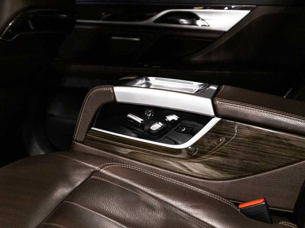 BMW 7 серии 2016 года с пробегом. Фото: #32