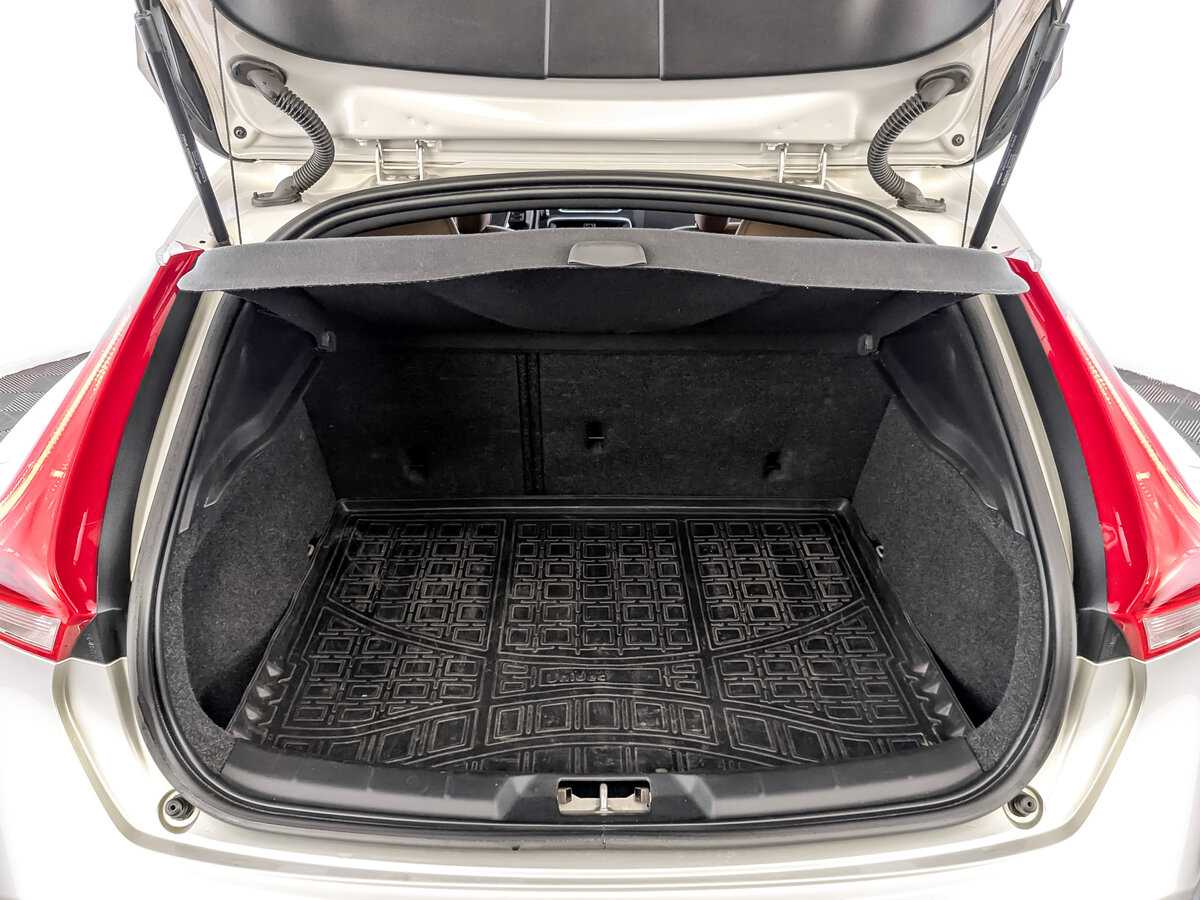 Volvo V40 2018 года с пробегом. Фото: #9