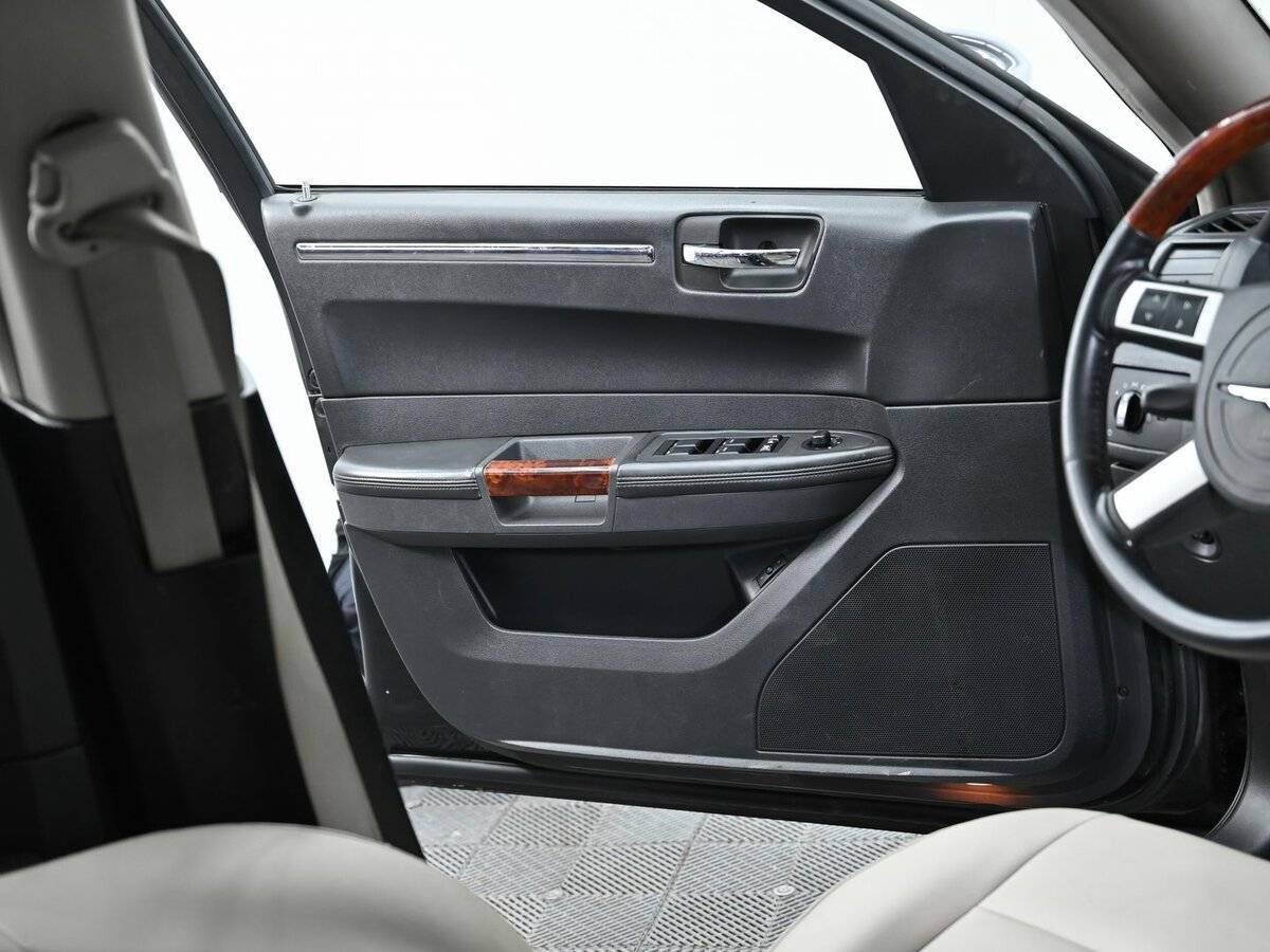 Chrysler 300C 2004 года с пробегом. Фото: #6