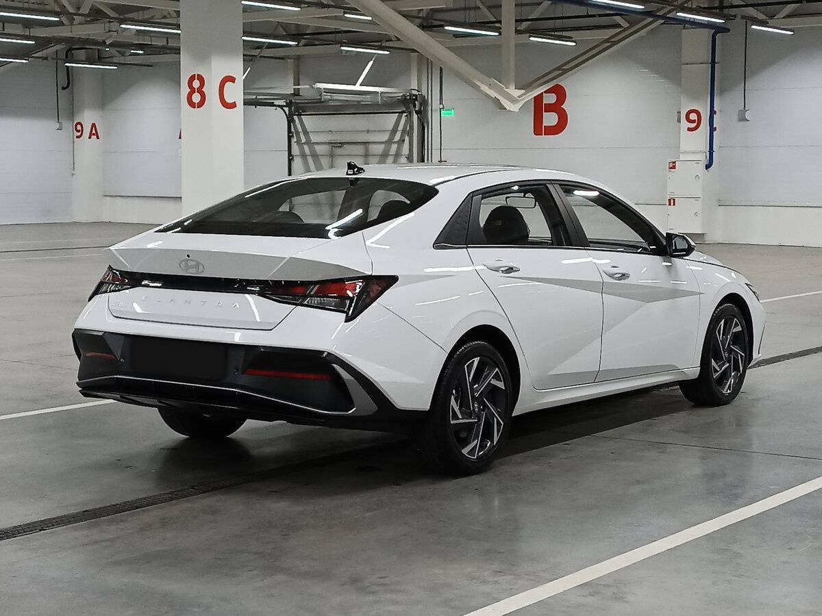 Hyundai Elantra 2023 года с пробегом. Фото: #4