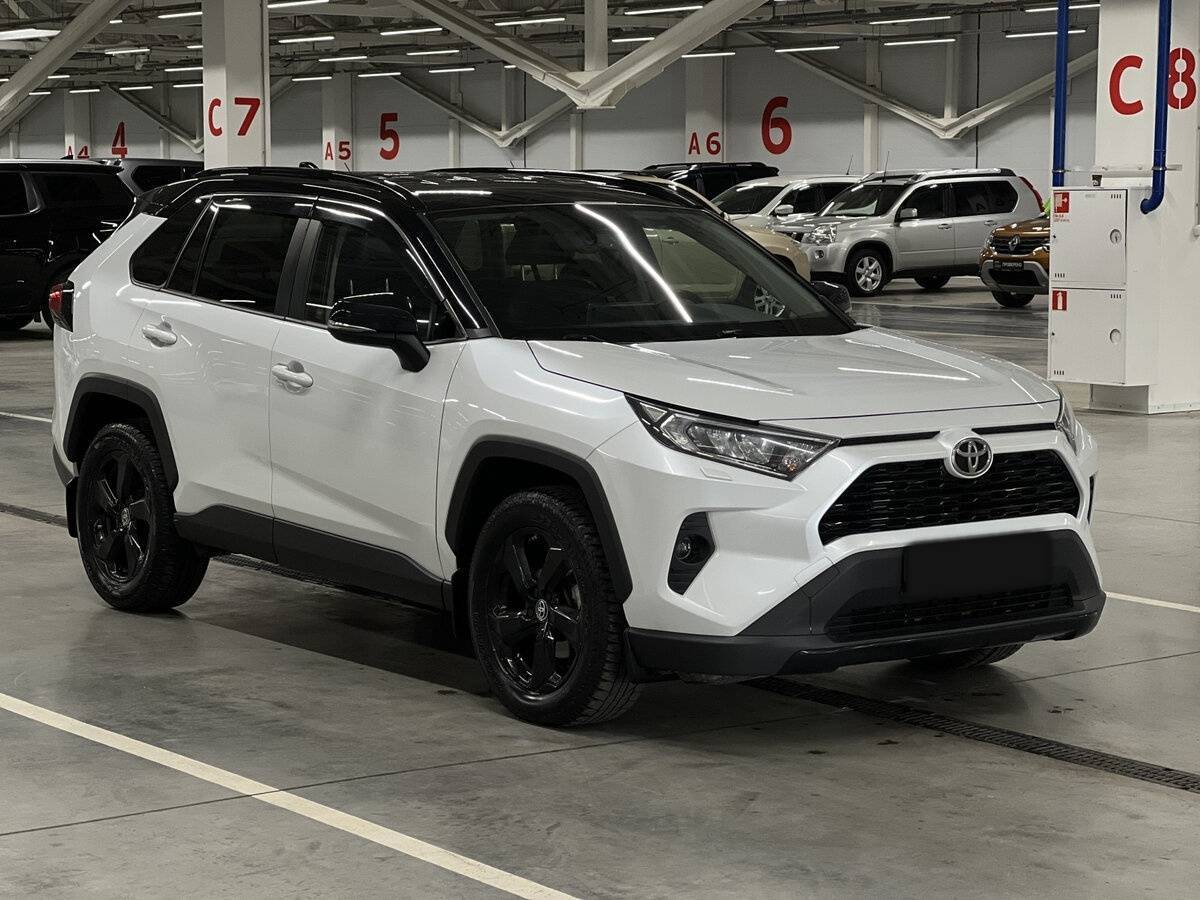 Toyota RAV4 2021 года с пробегом. Фото: #2