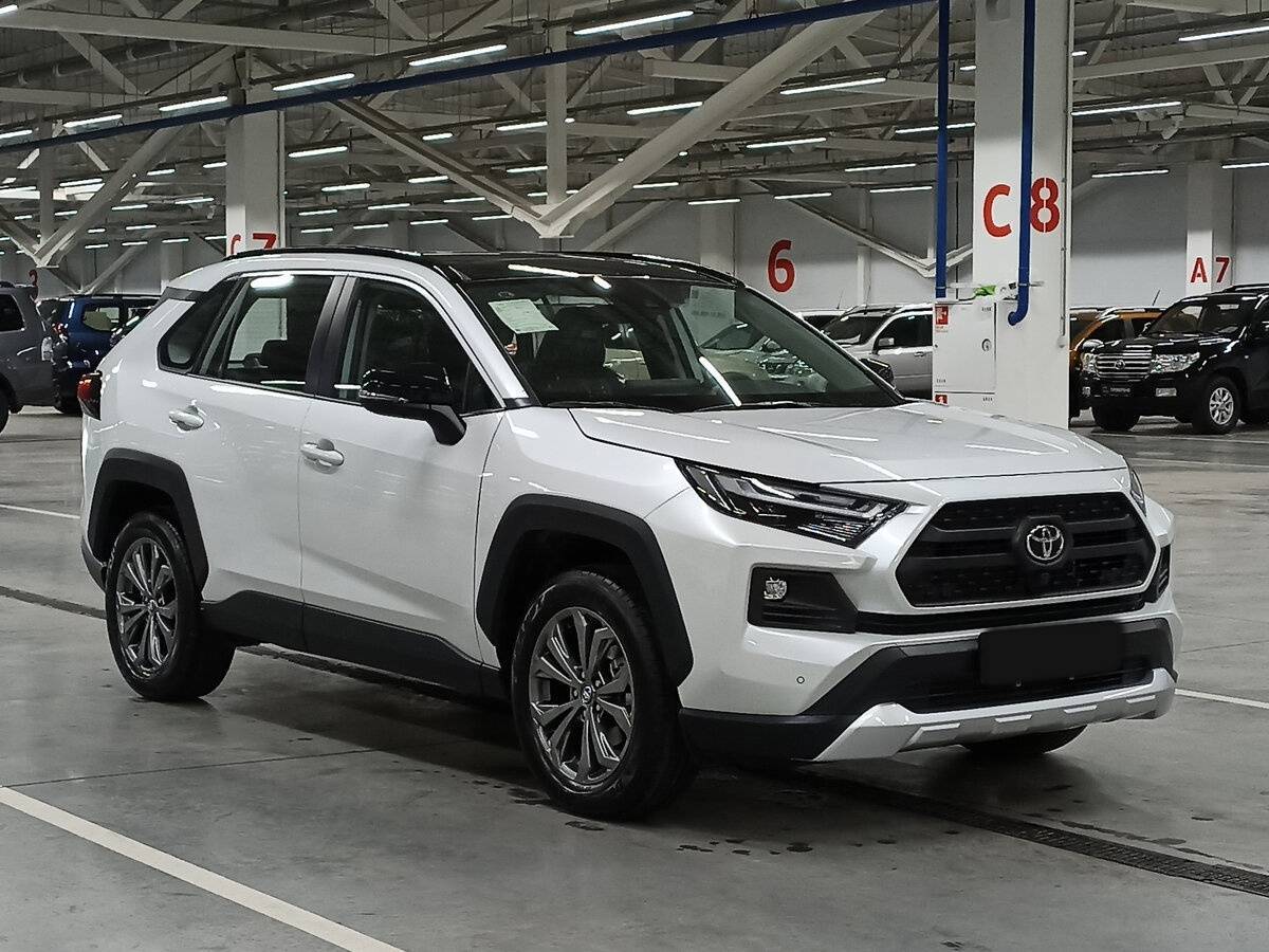 Toyota RAV4 2024 года с пробегом. Фото: #2