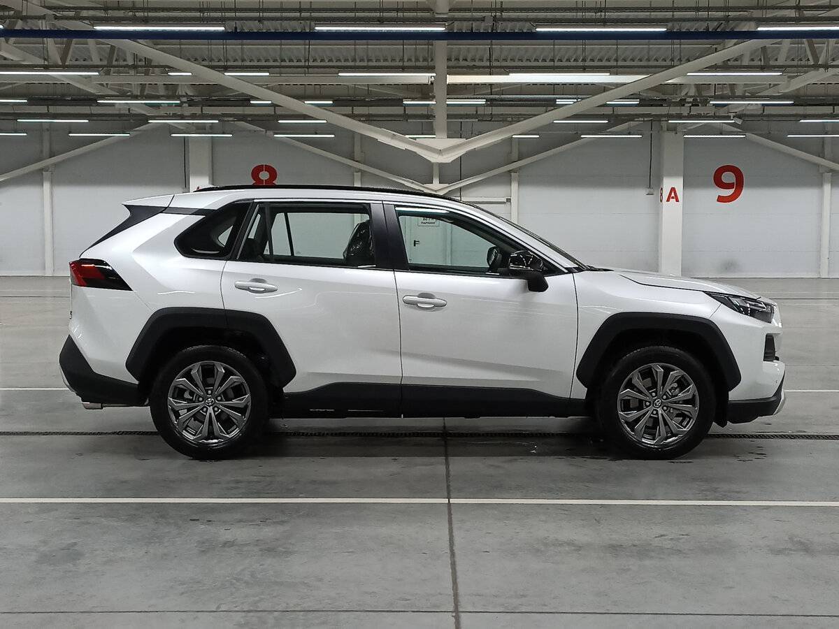 Toyota RAV4 2024 года с пробегом. Фото: #3