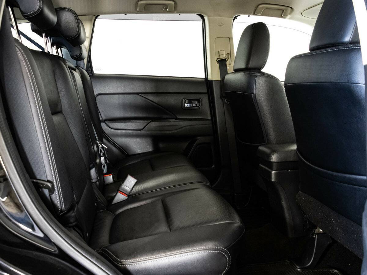 Б/У Митсубиши Оутлэндер 2014 года. Фото: #15