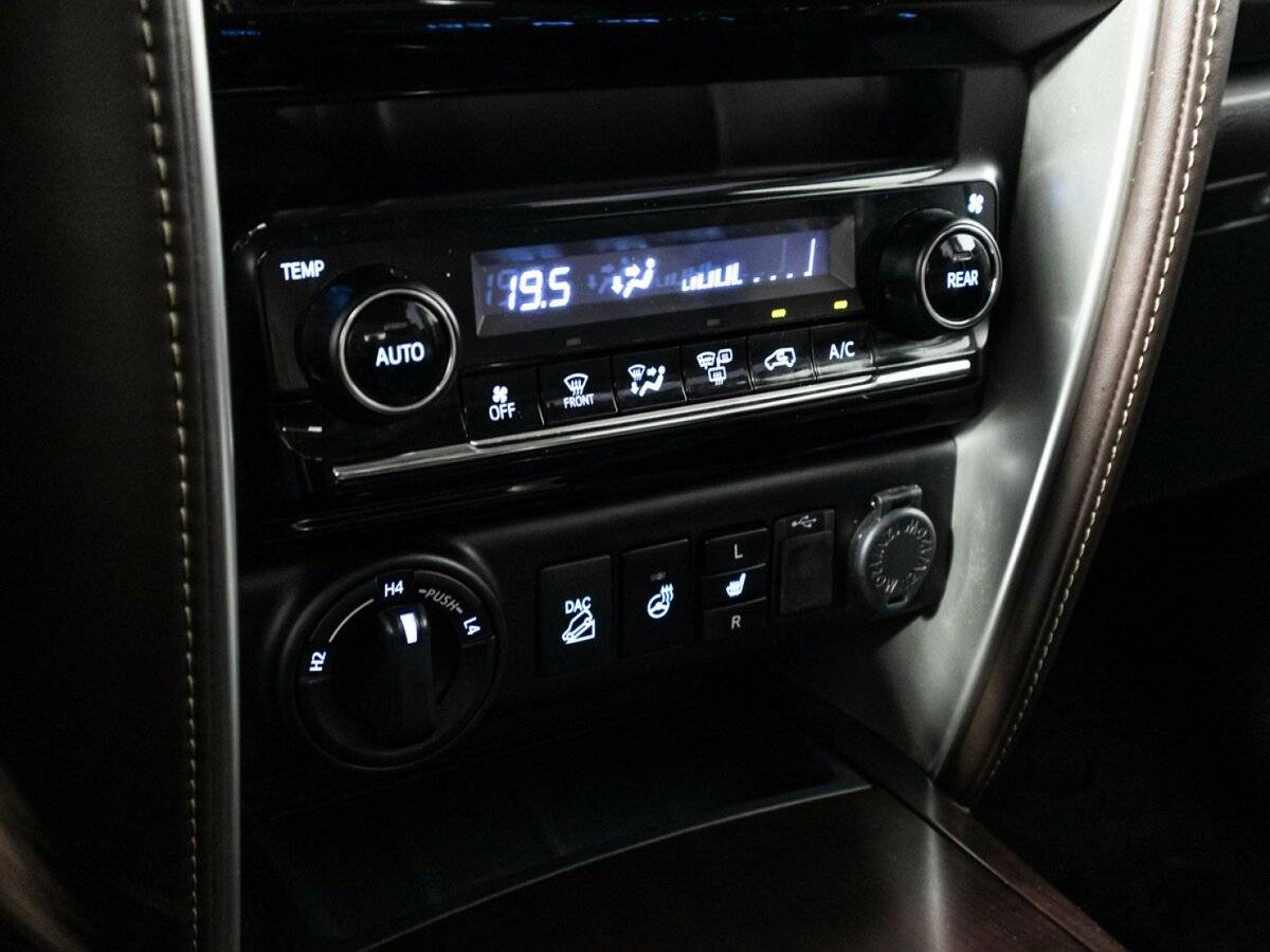 Toyota Fortuner 2017 года с пробегом. Фото: #18