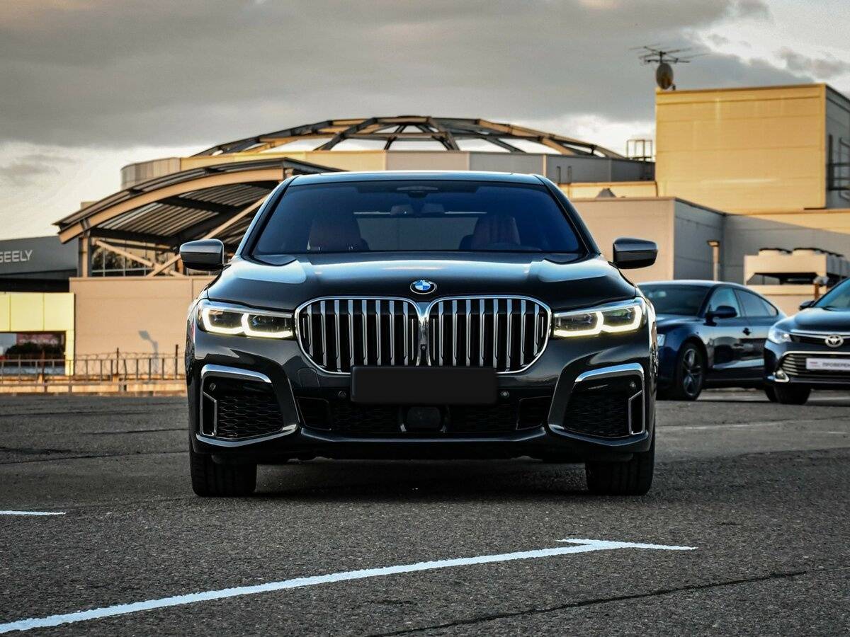 BMW 7 серии 2019 года с пробегом. Фото: #1