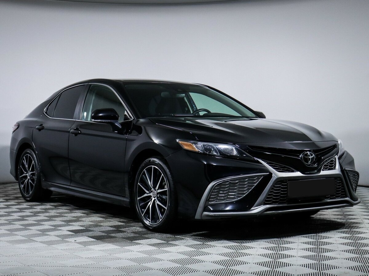 Toyota Camry 2023 года с пробегом. Фото: #2