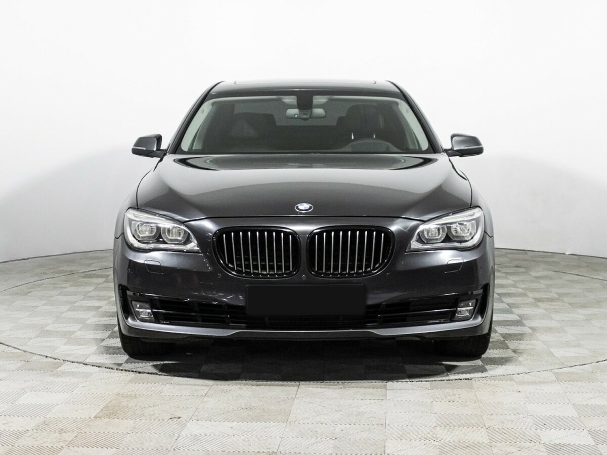 BMW 7 серии 2013 года с пробегом. Фото: #1