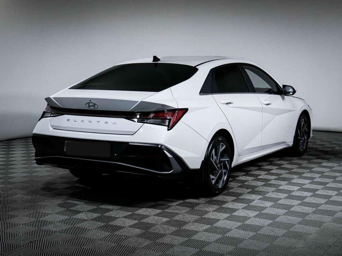 Hyundai Elantra 2024 года с пробегом. Фото: #3