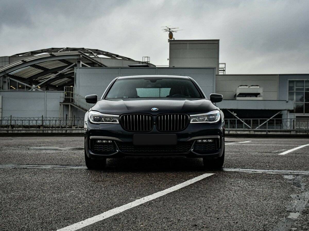 BMW 7 серии 2018 года с пробегом. Фото: #1