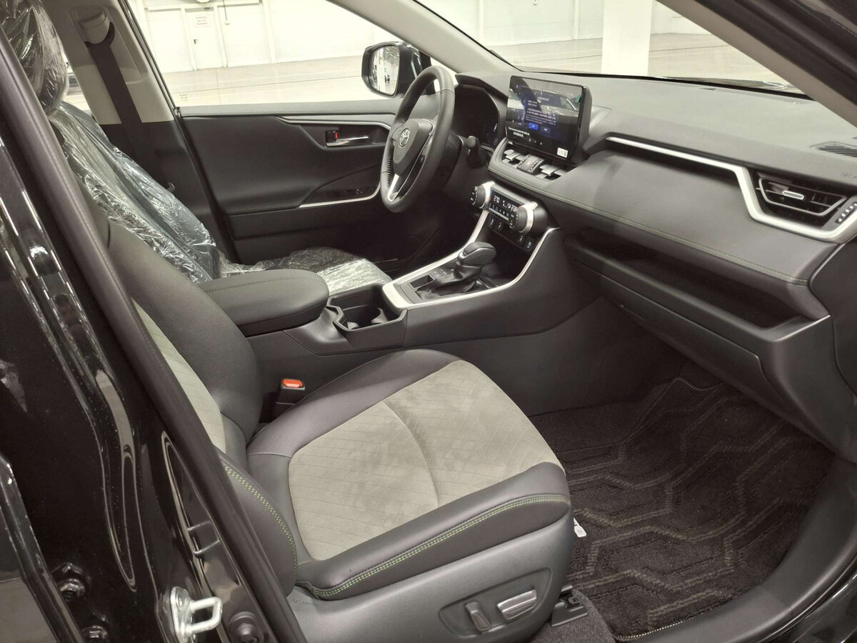 Toyota RAV4 2025 года с пробегом. Фото: #9