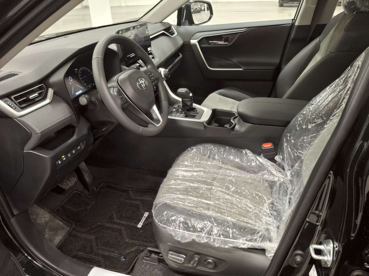 Toyota RAV4 2025 года с пробегом. Фото: #14