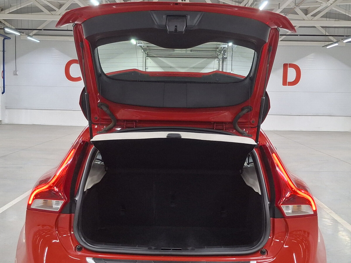 Volvo V40 Cross Country 2017 года с пробегом. Фото: #9