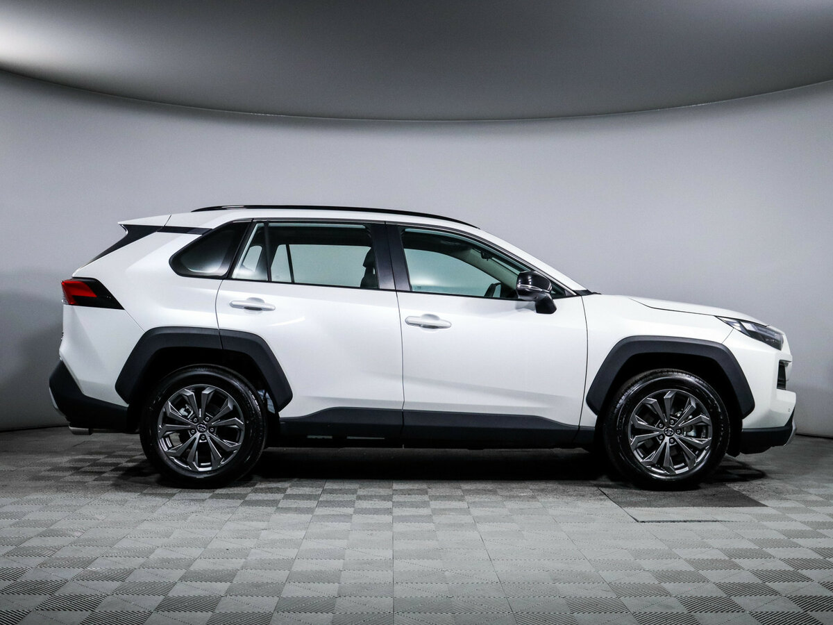 Toyota RAV4 2025 года с пробегом. Фото: #3