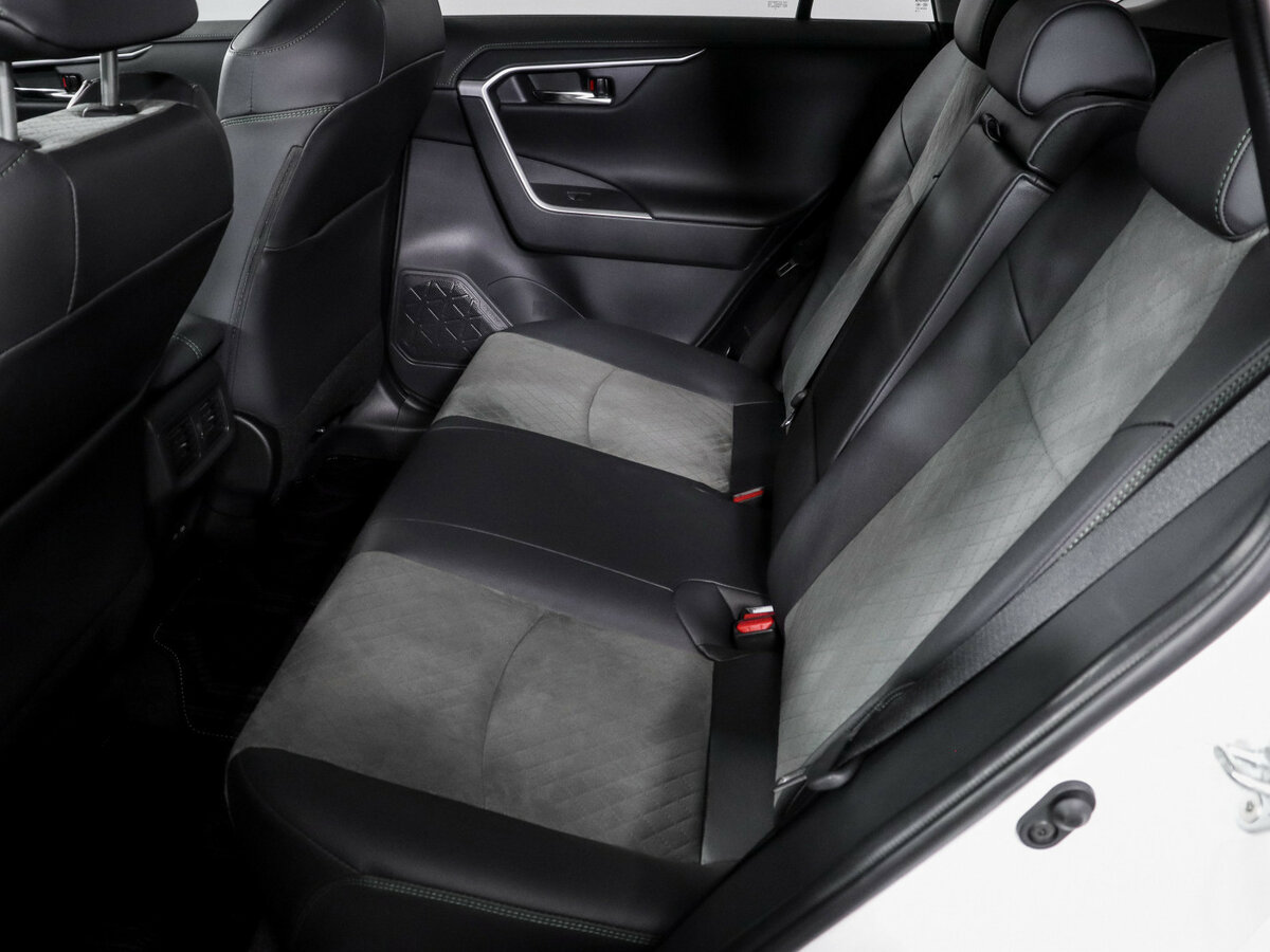 Toyota RAV4 2025 года с пробегом. Фото: #9